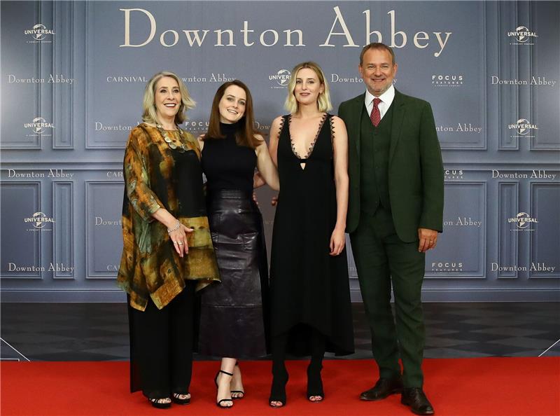 Dritter Film zur Serie „Downton Abbey” geplant Die Schauspieler Phyllis Logan (l-r), Sophie McShera, Laura Carmichael und Hugh Bonneville bei einem Fototermin zum Kinostart des Films "Downton Abbey".