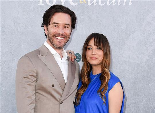 Die Schauspieler Tom Pelphrey und Kaley Cuoco sind ein Paar.