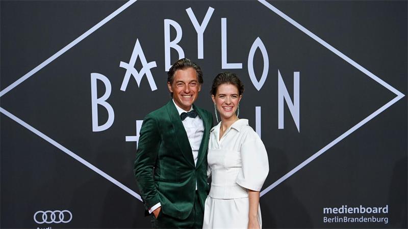 Zu Asche, zu Staub: „Babylon Berlin“ endet düster Die Schauspieler Volker Bruch und Liv Lisa Fries sind die Hauptdarsteller der TV-Serie „Babylon Berlin“ (Archivbild)