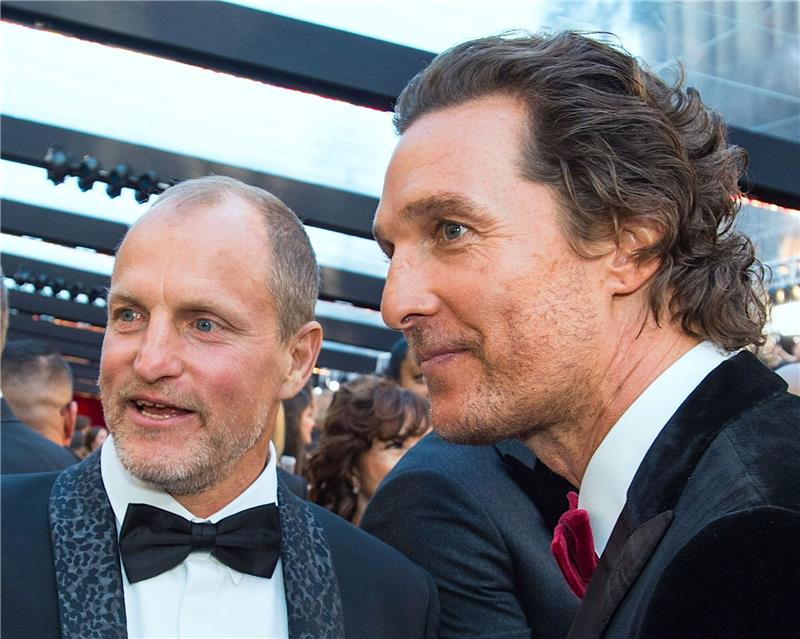 Die Schauspieler Woody Harrelson (l) und Matthew McConaughey sind privat befreundet und teilen sich beruflich manchmal die Kamera.