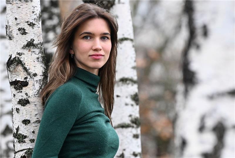 Die Schauspielerin Anna-Lena Schwing bei einem Spaziergang in ihrem Kiez.