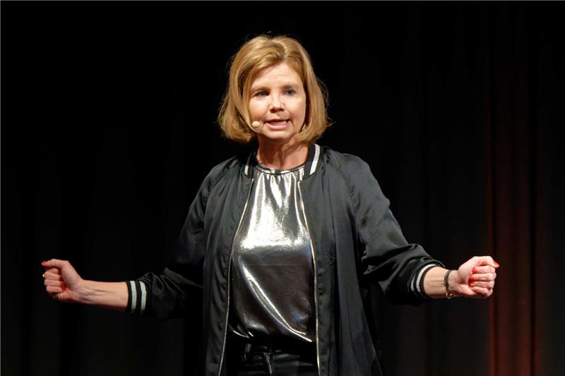 Die Schauspielerin Annette Frier steht bei der Veranstaltung «Remix 4!» beim Literaturfestival Lit.Cologne auf der Bühne.