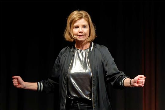 Die Schauspielerin Annette Frier steht bei der Veranstaltung «Remix 4!» beim Literaturfestival Lit.Cologne auf der Bühne.