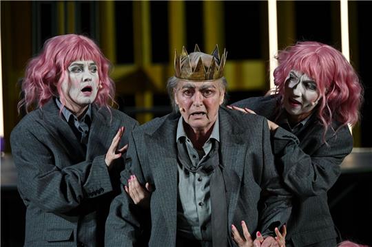 Die Schauspielerin Charlotte Schwab (M.) in der Rolle des König Lear bei den Bad Hersfelder Festspielen in der Stiftsruine.