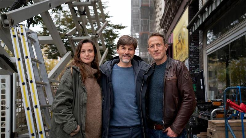 Die Schauspielerin Gaite Jansen, Regisseur Hans Steinbichler und Schauspieler Wotan Wilke Möhring drehen derzeit die erste deutsch-niederländische „Tatort“-Koproduktion.