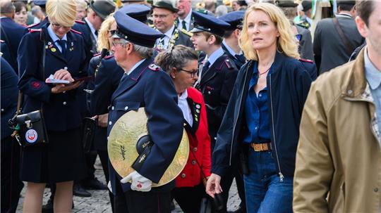 Die Schauspielerin Maria Furtwängler steht bei Dreharbeiten für einen neuen fiktiven „Tatort“ inmitten des realen Schützenausmarsches am Neuen Rathaus. 
