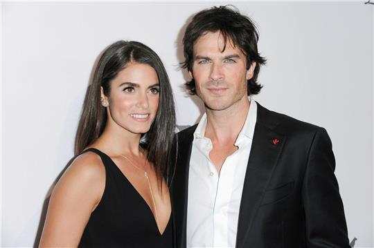 Die Schauspielerin Nikki Reed (l) und ihr Mann Ian Somerhalder können ihr Glück kaum fassen.