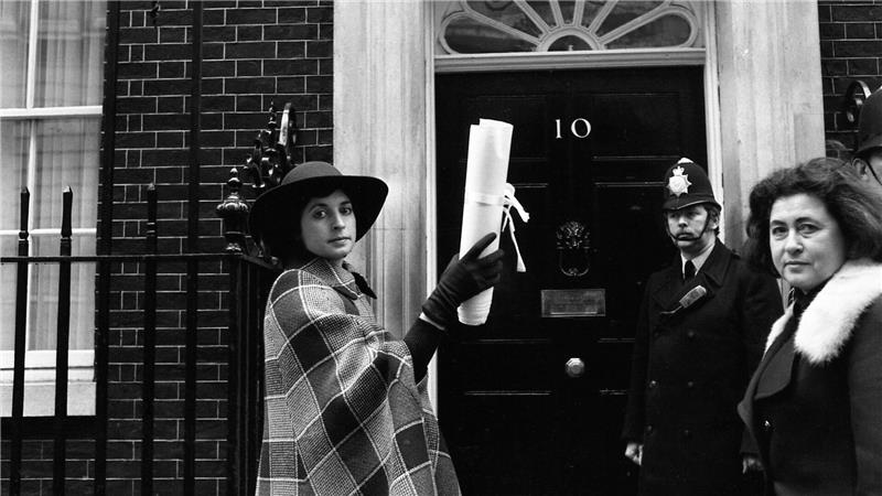„Fawlty Towers“-Schauspielerin Prunella Scales gestorben Die Schauspielerin Prunella Scales im Jahr 1975 vor Downing Street 10 in London. (Archivbild)