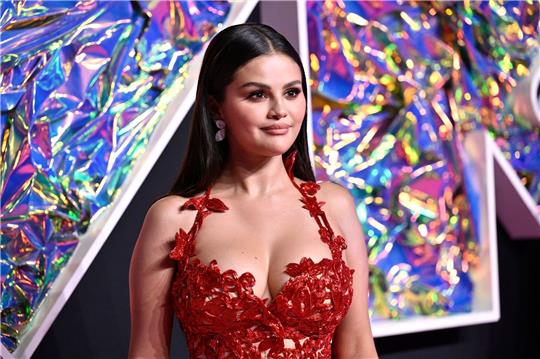 Die Schauspielerin und Sängerin Selena Gomez soll in einem geplanten Biopic die Rocksängerin Linda Ronstadt verkörpern.