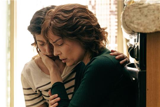Die Schauspielerinnen Gaia Girace und Micaela Ramazzotti in einer Szene aus «The Good Mothers». Das Mafia-Drama wurde mit dem Berlinale Series Award ausgezeichnet.