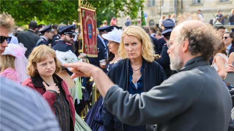 Furtwängler dreht „Tatort“ mitten im Schützenausmarsch Die Schauspielerinnen Luise von Stein (l) und Maria Furtwängler stehen bei Dreharbeiten für einen neuen fiktiven „Tatort“ inmitten des realen Schützenausmarsches am Neuen Rathaus.