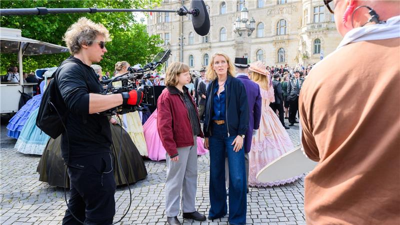 Furtwängler dreht „Tatort“ mitten im Schützenausmarsch Die Schauspielerinnen Luise von Stein (l) und Maria Furtwängler stehen bei Dreharbeiten für einen neuen „Tatort“ inmitten des realen Schützenausmarsches am Neuen Rathaus.