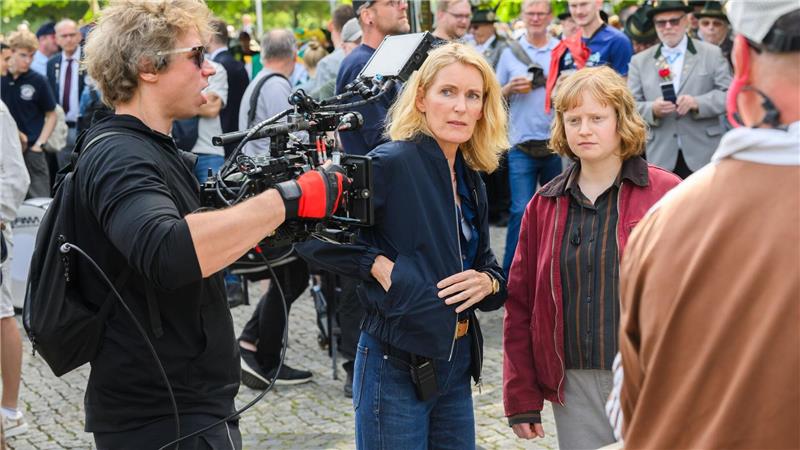 Furtwängler dreht „Tatort“ mitten im Schützenausmarsch Die Schauspielerinnen Maria Furtwängler (l) und Luise von Stein spielen eine Szene bei Dreharbeiten für einen neuen fiktiven „Tatort“ inmitten des realen Schützenausmarsches am Neuen Rathaus.
