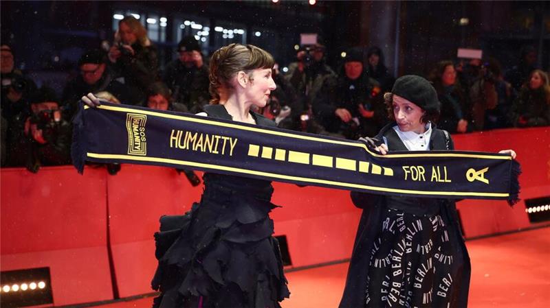 Neubauer trägt provokantes Kleid gegen Merz bei Berlinale Die Schauspielerinnen Meret Becker und Anna Thalbach nutzen den roten Teppich, um auf die zivile Seenotrettung aufmerksam zu machen.