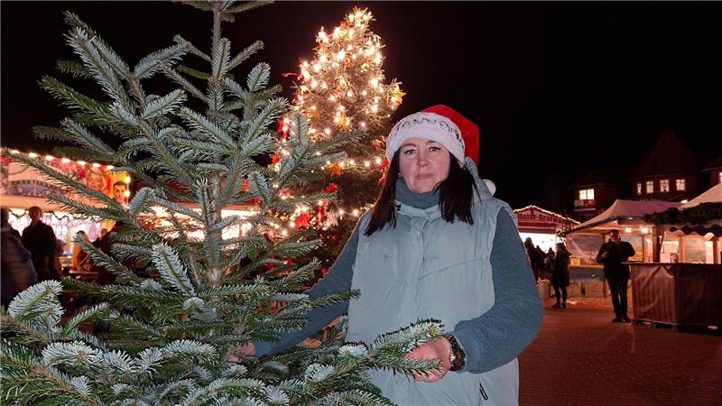 Die Schausteller des Weihnachtsmarktes in Kirchweyhe verschenken Weihnachtsbäume an Bedürftige.