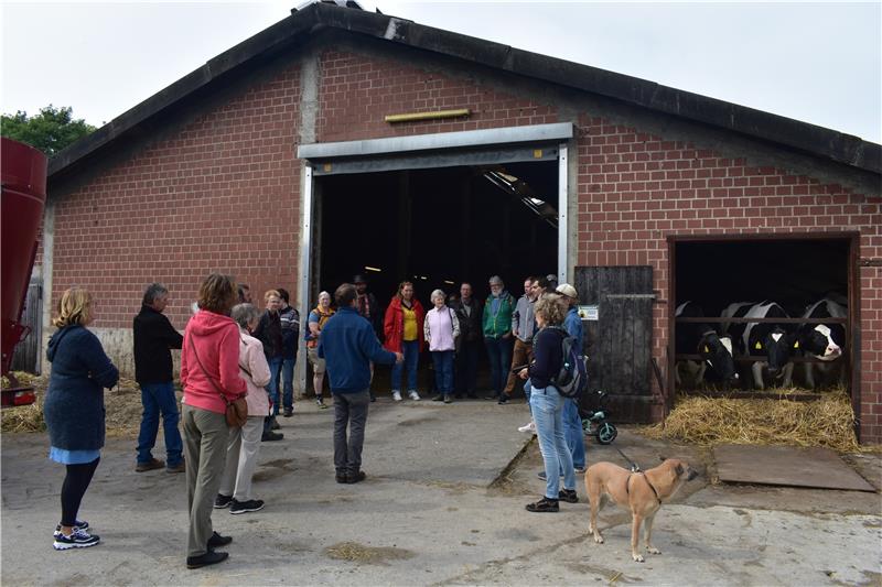 Landwirtschaft großes Thema beim Dorfrundgang in Hahausen Die Scheunentore standen beim Dorfrundgang durch Hahausen vielfach sperrangelweit offen. Die Teilnehmer erhielten tiefe Einblicke in die Arbeit der Landwirte und stellten viele Fragen. Foto: Henrik Hoffmeister
