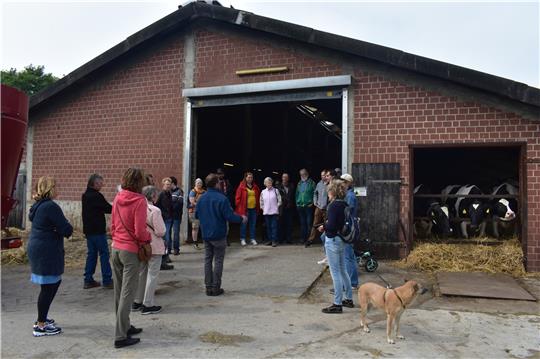 Die Scheunentore standen beim Dorfrundgang durch Hahausen vielfach sperrangelweit offen. Die Teilnehmer erhielten tiefe Einblicke in die Arbeit der Landwirte und stellten viele Fragen. Foto: Henrik Hoffmeister
