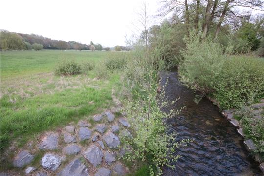Die Schildau fließt gemächlich bei Bornhausen in ihrem Bett. Das ist nicht immer so, deshalb soll bei Hochwasser der Fluss in diesem Tal durch einen Damm gestaut werden können. Foto: Gereke