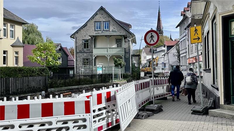 Bad Harzburgs Schmiedestraße ab Montag auch für Fußgänger gesperrt Die Schilder stehen schon. Und ab Montag ist dann für Fußgänger auch kein Durchkommen mehr.