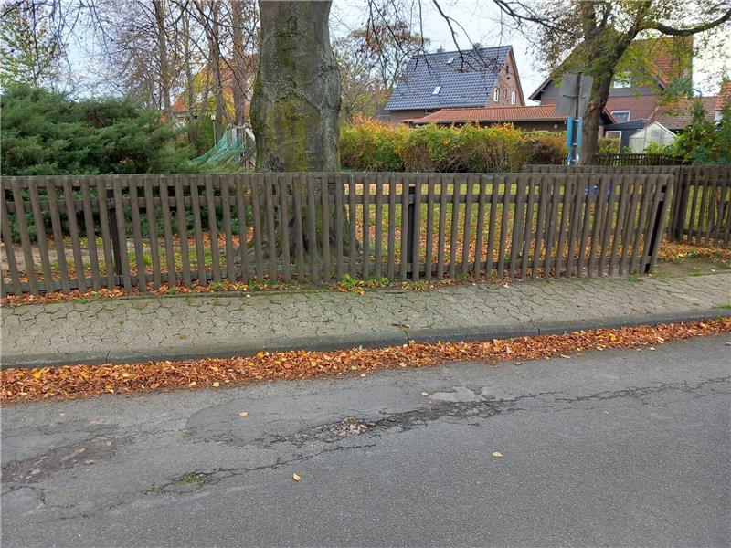 Schladen bekommt verkehrsberuhigten Bereich Die Schladener Friedrich-Ebert-Straße soll nach Sanierungsarbeiten im Sommer kommenden Jahres zum verkehrsberuhigten Bereich werden. Dann ist auch der Weg zum Spielplatz besonders geeignet für Kinder. Parken für Anwohner und Auswärtige wird jedoch nur noch in gekennzeichneten Bereichen erlaubt sein. Foto: Neddermeier