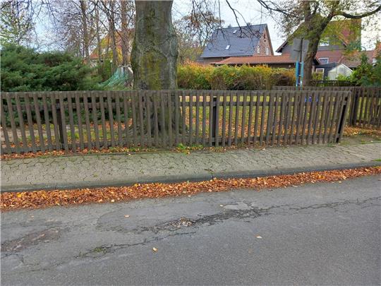 Die Schladener Friedrich-Ebert-Straße soll nach Sanierungsarbeiten im Sommer kommenden Jahres zum verkehrsberuhigten Bereich werden. Dann ist auch der Weg zum Spielplatz besonders geeignet für Kinder. Parken für Anwohner und Auswärtige wird jedoch nur noch in gekennzeichneten Bereichen erlaubt sein. Foto: Neddermeier
