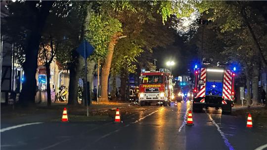 Die Schladener Hauptstraße wurde wegen eines Brandes vollgesperrt.