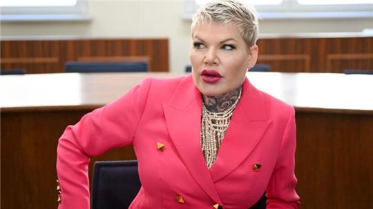 Die Schlagersängerin Melanie Müller sitzt im Saal des Amtsgerichts Leipzig.
