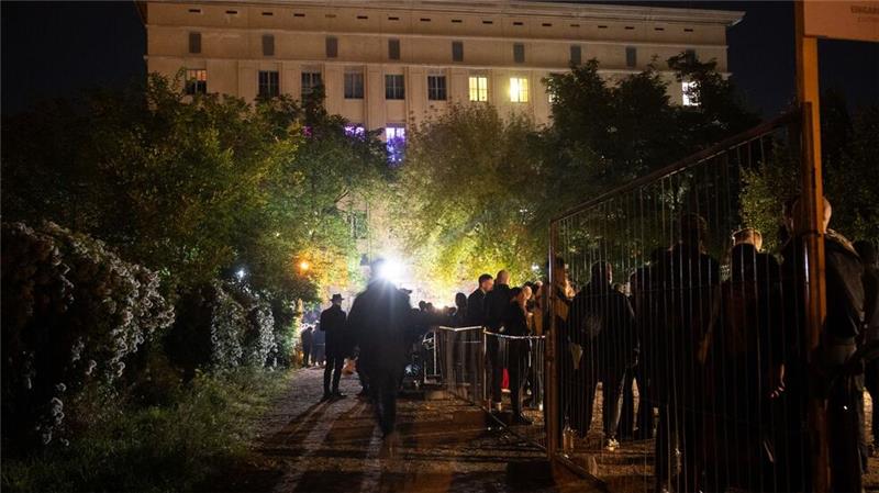 Die Schlange vor dem weltbekannten Berliner Club: Hunderte stehen vor dem „Berghain“. Der Name leitet sich vom Bezirk Friedrichshain-Kreuzberg ab, in dem sich der Club in einem früheren Heizkraftwerk befindet. (Archivbild)