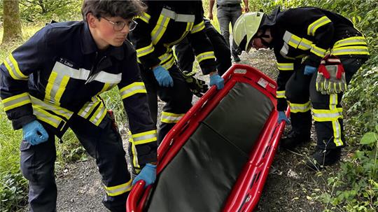Die Schleifkorbtrage wird vorbereitet.