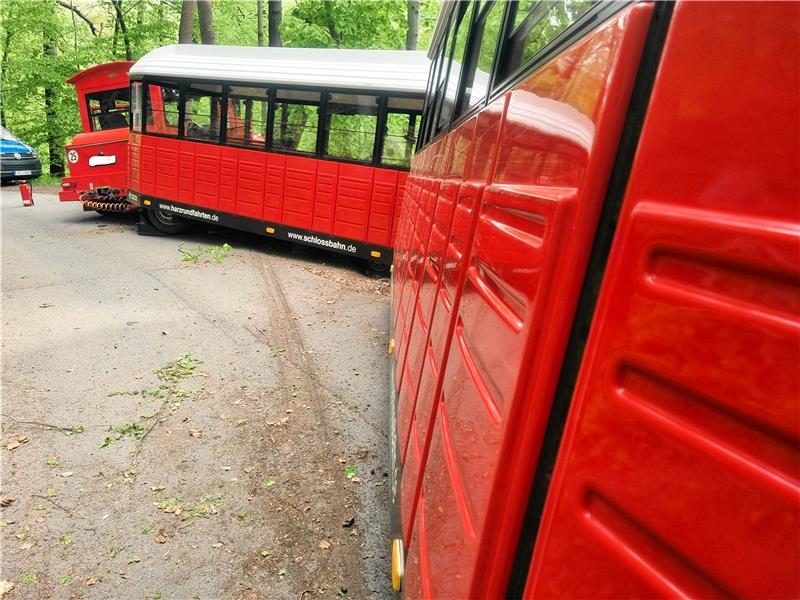 Die Schlossbahn in Wernigerode am Sonntag nach der Kollision mit einem Baum. Der Schaden wird auf eine halbe Million Euro geschätzt.  Foto: Polizei