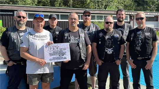 Die Schmandrachen übergeben David Schmidt vom Verein Spiegelbad Wildemann (2.v.l.) einen Spendenbetrag von 600 Euro.