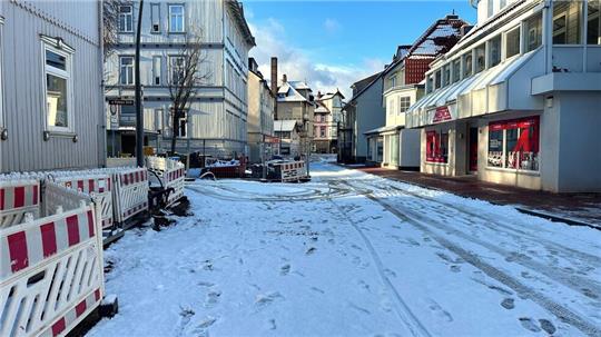 Die Schmiedestraße hat aktuell nur einen neuen Gehsteig, der Rest ist Baustelle. Wie lange wird das wohl noch so bleiben?