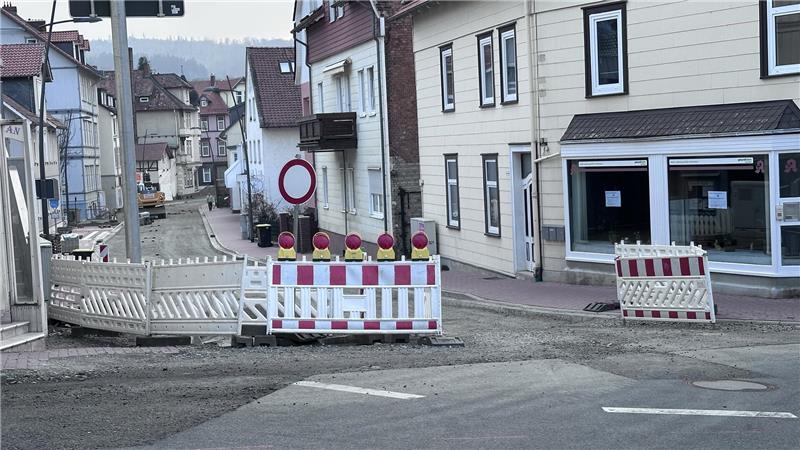 Bad Harzburger Schmiedestraße soll zu Ostern wieder befahrbar sein Die Schmiedestraße soll zu Ostern (und diesmal definitiv) wieder befahrbar sein. Vorher muss aber noch einmal für zwei Wochen die Kreuzung zur Juliusstraße – hier zu sehen – gesperrt werden.