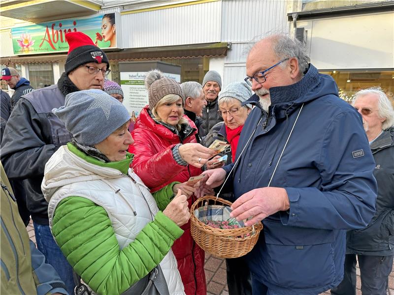 In Bad Harzburg gehen Glücksschweinchen etwas langsamer weg Die Schnur um den Hals ist entscheidend: Geübte Glücksschwein-Verkäufer wie Hans-Peter Dreß haben ihre Utensilien nicht nur dabei, sondern auch gut gesichert.