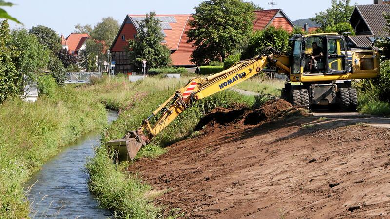 Die Schonzeit ist vorbei: Am Ufer der Nette setzt der Bagger seine Arbeit fort, um das Flussbett aufzuweiten, damit es im Flutfall mehr Wasser aufnehmen kann.