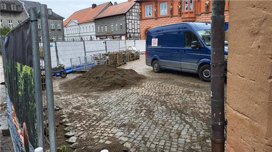Die Schotterfläche vor dem historischen Rathaus wird zugepflastert.