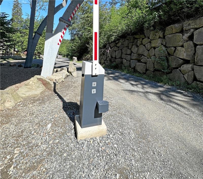 Kaltes Tal in Harzburg: Schranke steht jetzt – aber offen Die Schranke ist da, aber noch nicht in Betrieb: Bevor das Kalte Tal abgesperrt und das dortige Verkehrsaufkommen damit auf das nötigste Minimum reduziert werden kann, sind laut den zuständigen Landesforsten noch Restarbeiten nötig. Fotos: Schlegel