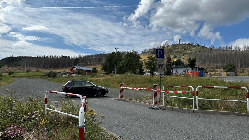 Keine Schranken mehr am öffentlichen Hexenritt-Parkplatz Die Schranken am Hexenritt sind abgebaut. Erst einmal können die Autofahrer kostenlos auf dem Gelände parken.