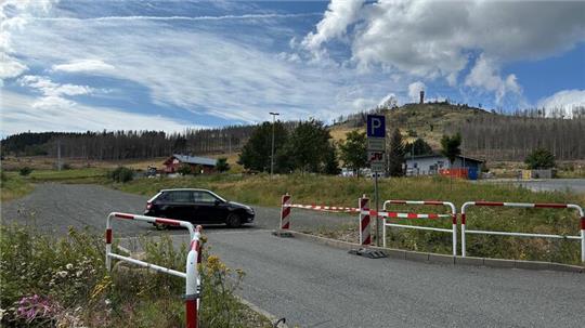 Die Schranken am Hexenritt sind abgebaut. Erst einmal können die Autofahrer kostenlos auf dem Gelände parken.