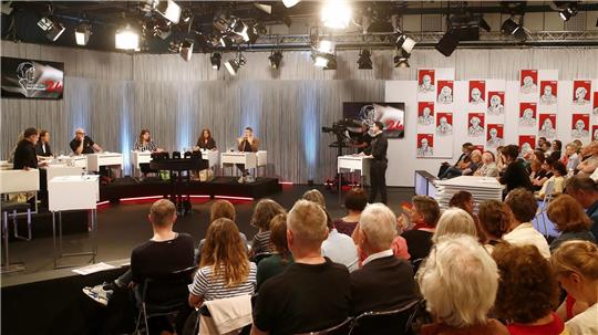 Die Schreibtalente stellen sich einer kritischen Jury und dem Live-Publikum.