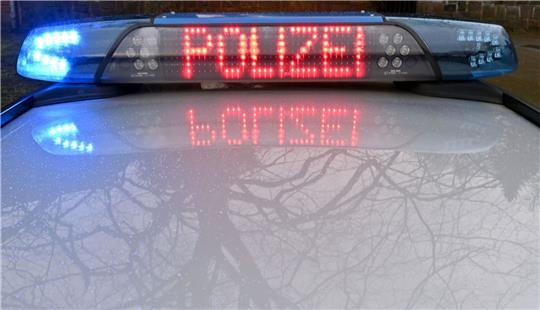 Die Schriftzug «Polizei» leuchtet auf dem Dach eines Streifenwagens der Polizei.