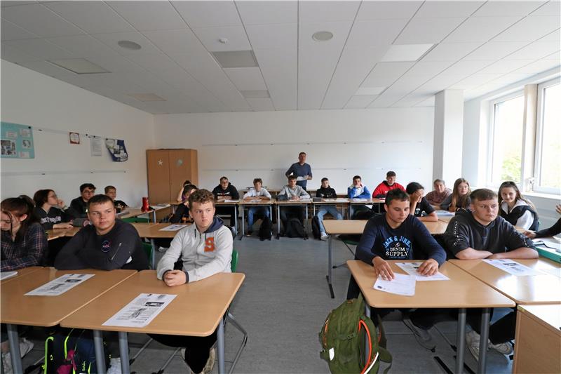 Dietrich Kruppa: Als Jugendlicher vor Hunger umgekippt Die Schüler der 9b von der Oberschule in Liebenburg lauschen mit Geschichtslehrer Markus Kruppa (hinten) den Erzählungen des Zeitzeugen Dietrich Kruppa zum Zweiten Weltkrieg und der Nachkriegszeit. Foto: Jambrek