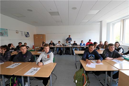 Die Schüler der 9b von der Oberschule in Liebenburg lauschen mit Geschichtslehrer Markus Kruppa (hinten) den Erzählungen des Zeitzeugen Dietrich Kruppa zum Zweiten Weltkrieg und der Nachkriegszeit. Foto: Jambrek