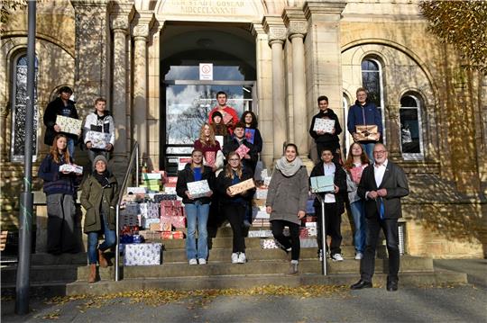 Die Schüler der Klasse 8a helfen, die Pakete an die Tafel zu übergeben. Foto: Fricke