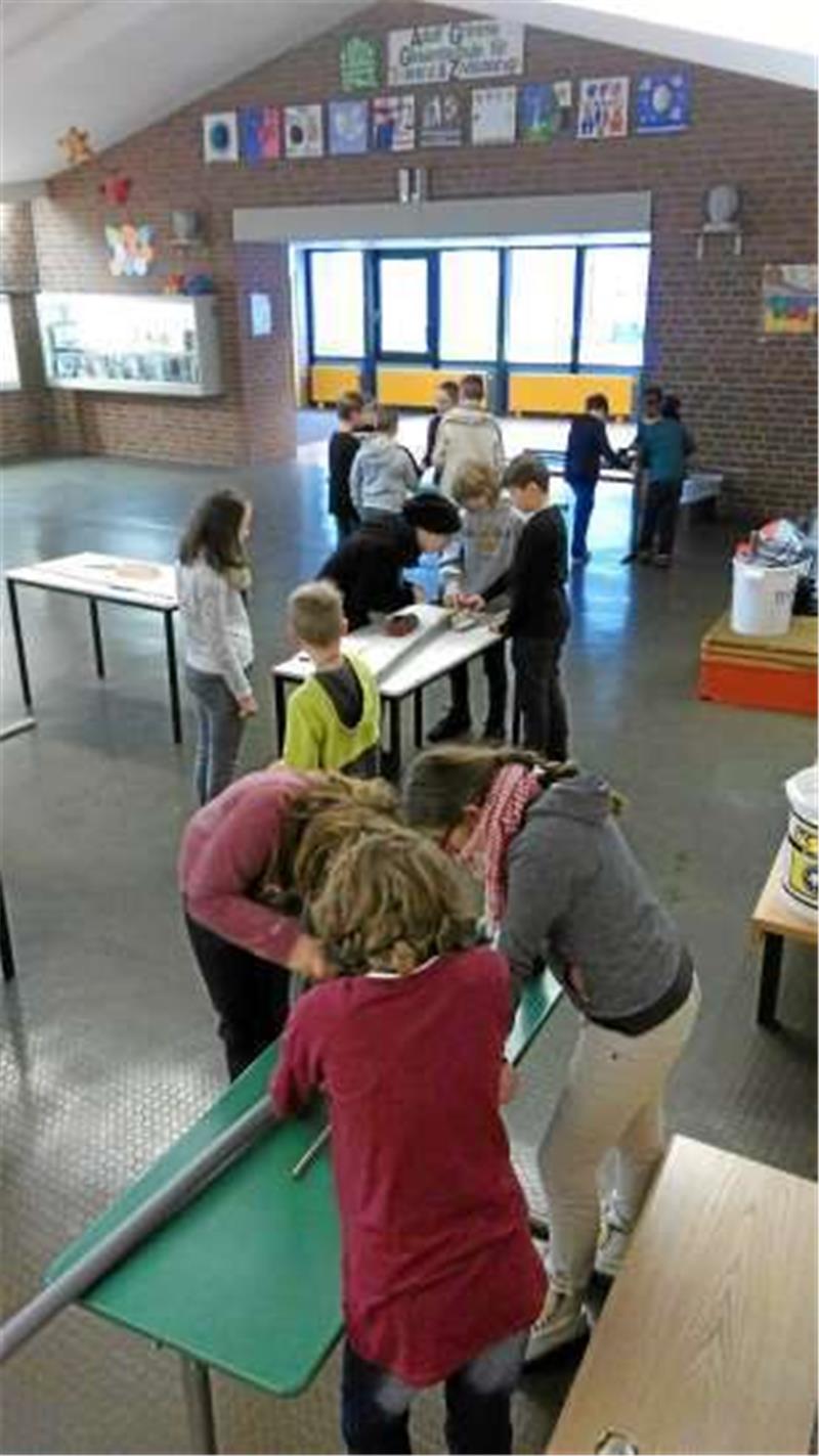 Die Schüler hatten ihre Instrumente vorher selbst gebastelt.  Foto: Privat