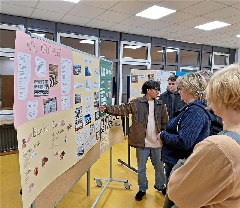 Oberschule Vienenburg: Neunter Jahrgang berichtet über Praktikum Die Schüler präsentieren an Stellwänden in den Klassenräumen Mappen und Fotos zu ihrer Tätigkeit in den Unternehmen. Foto: Hohaus