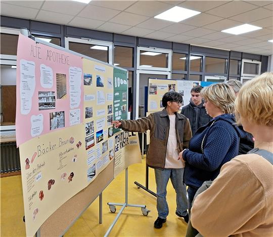 Die Schüler präsentieren an Stellwänden in den Klassenräumen Mappen und Fotos zu ihrer Tätigkeit in den Unternehmen. Foto: Hohaus