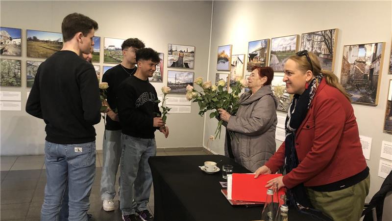 Schüler der Okeraner Adolf-Grimme-Schule fahren nach Auschwitz Die Schüler überreichen Zeitzeugin Rena Rach als Dank Rosen.