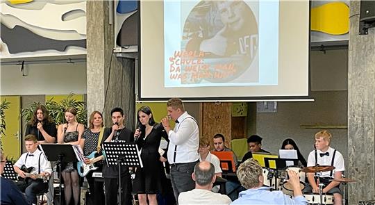 Die Schülerband der Werla-Schule tritt anlässlich der Zeugnisvergabe gemeinsam mit Konrektorin und Musiklehrerin Sarah Effenberger (4.v.li) auf. Die Mitglieder der Band haben den Abschluss nun ebenfalls in der Tasche. Foto: Privat