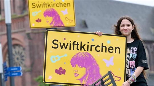 Die Schülerin Aleshanee Westhoff hatte mit einer Petition die Umbenennung angeregt. Das Schild wurde zum begehrten Selfie-Spot. 